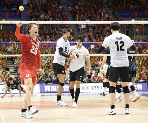 日本対アルゼンチン 第1セット、ポイントを決める日本代表(撮影・河田真司)