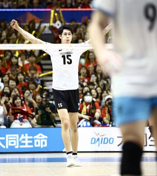 日本対アルゼンチン 第4セット、サービスエースする甲斐(撮影・河田真司)