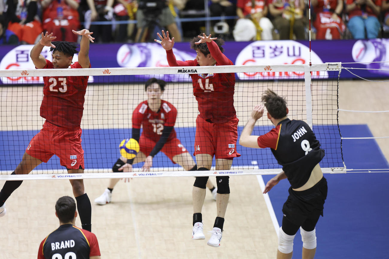 日本対ドイツ第1セット、ドイツにスパイクを決められる日本代表（撮影・増田悦実）