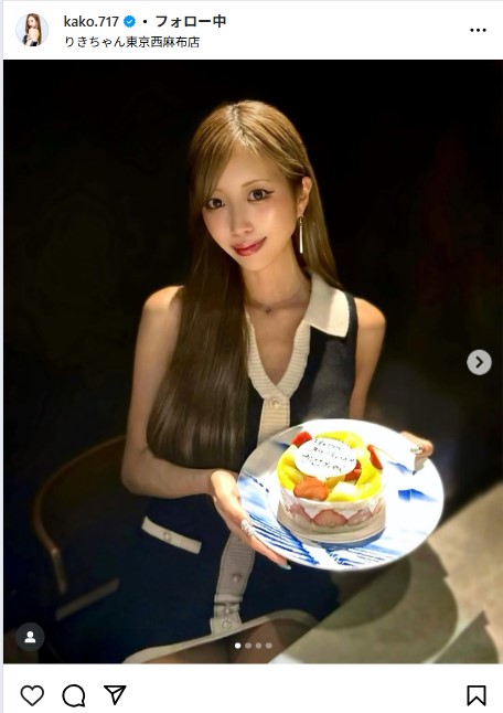 ミニワンピース姿でバースデーケーキを手にする央川かこ（央川かこのインスタグラムから）