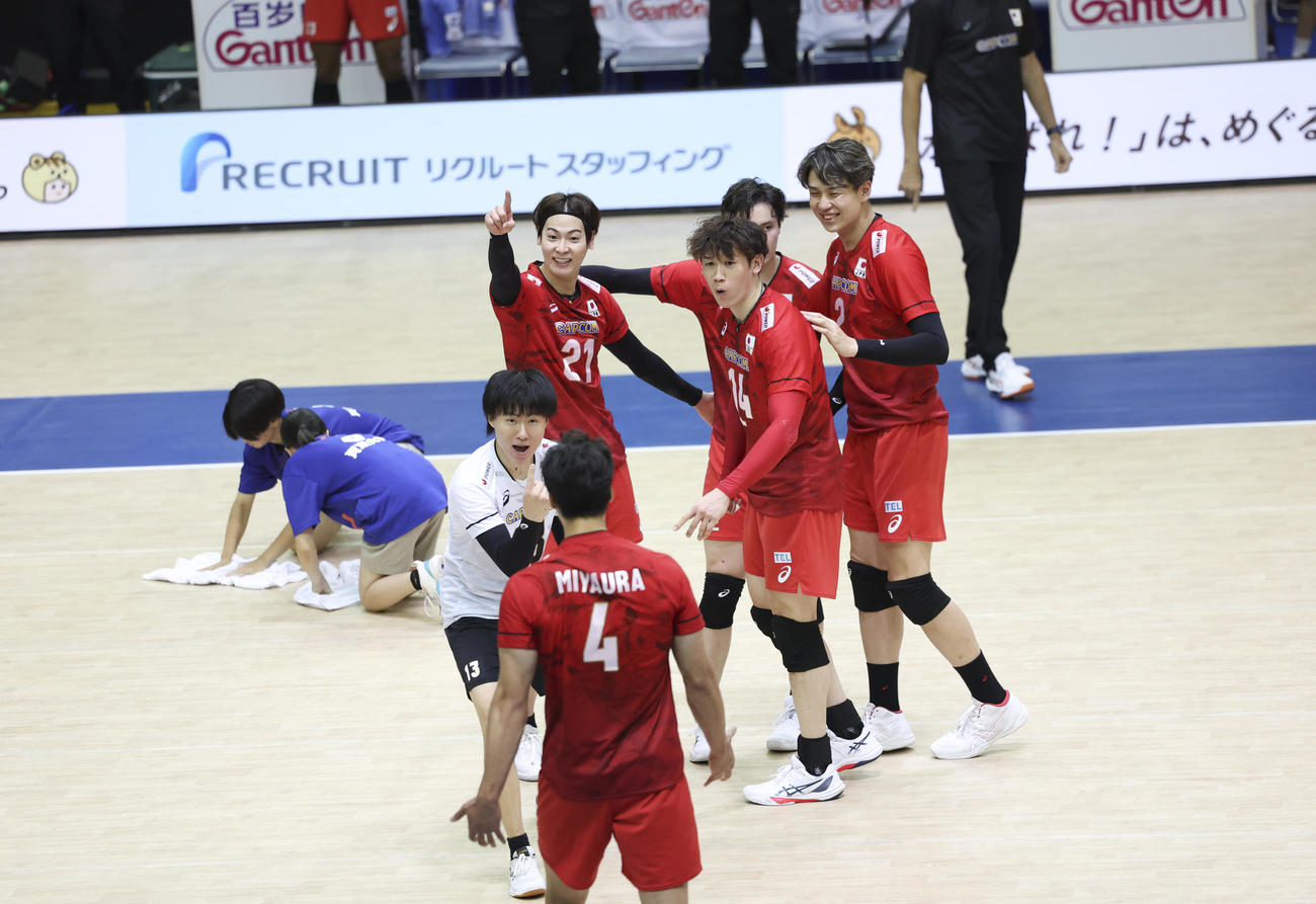 日本対ドイツ第2セット、スパイクを決めた宮浦健人を笑顔で迎える日本代表（撮影・増田悦実）