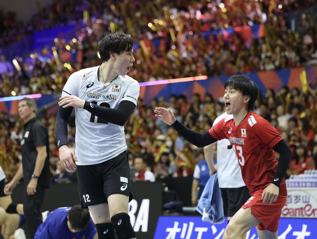 日本対アルゼンチン　第1セット、ポイントを決める高橋（撮影・河田真司）