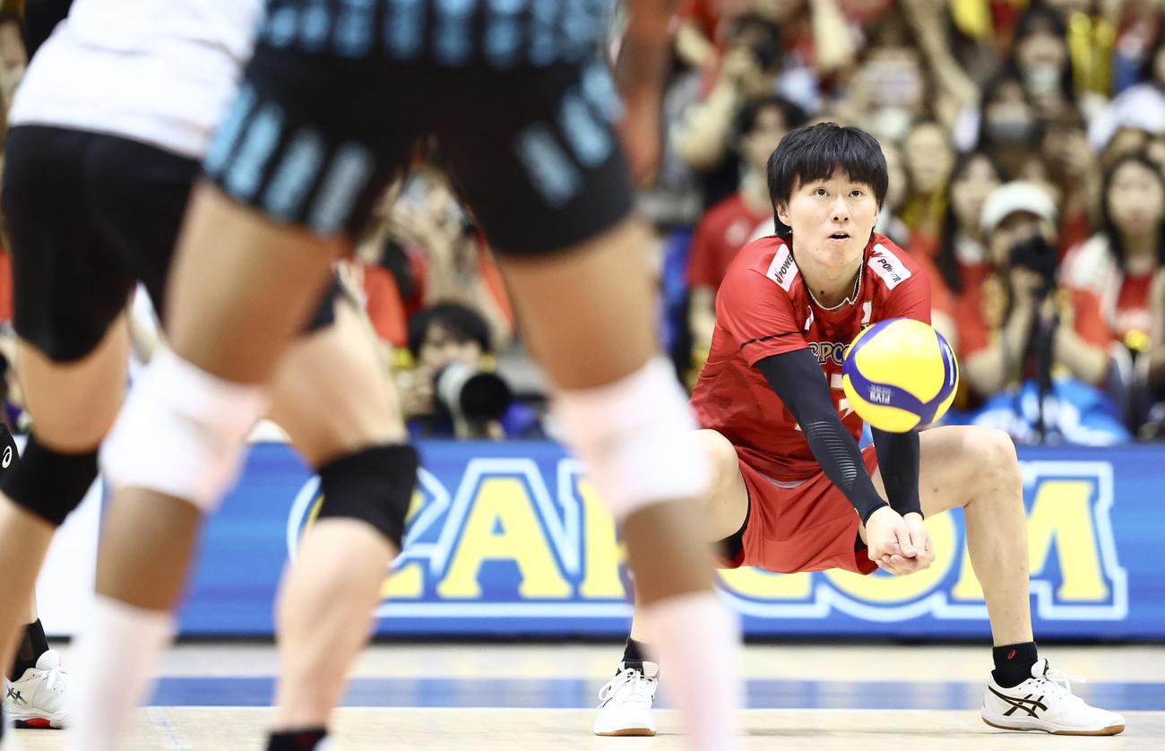 日本対アルゼンチン　第3セット、レシーブする小川（撮影・河田真司）