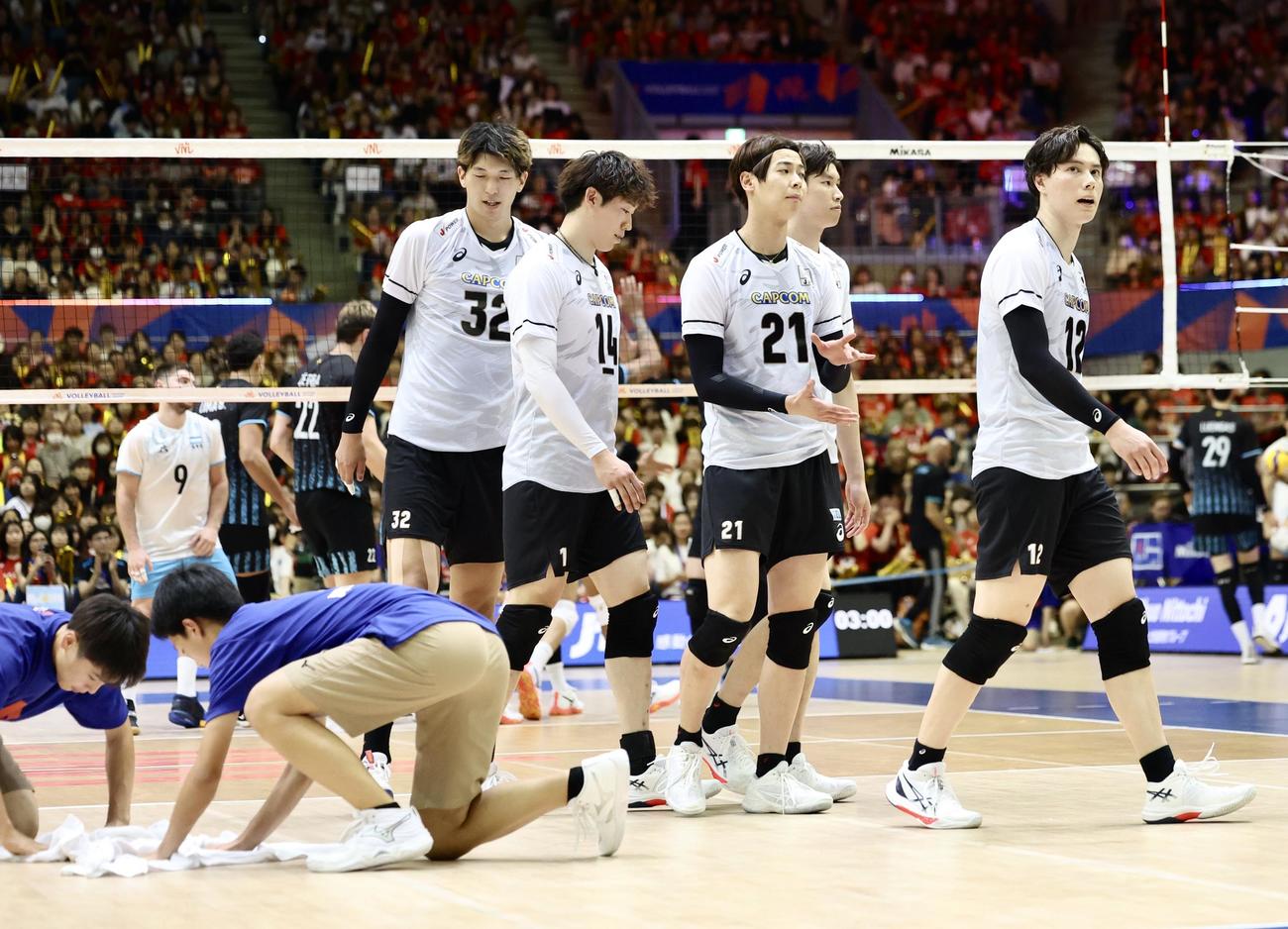 日本対アルゼンチン　第1セットをアルゼンチンに許す日本代表（撮影・河田真司）