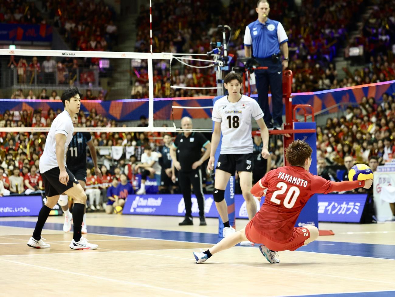 日本対アルゼンチン　第1セット、レシーブする山本（撮影・河田真司）