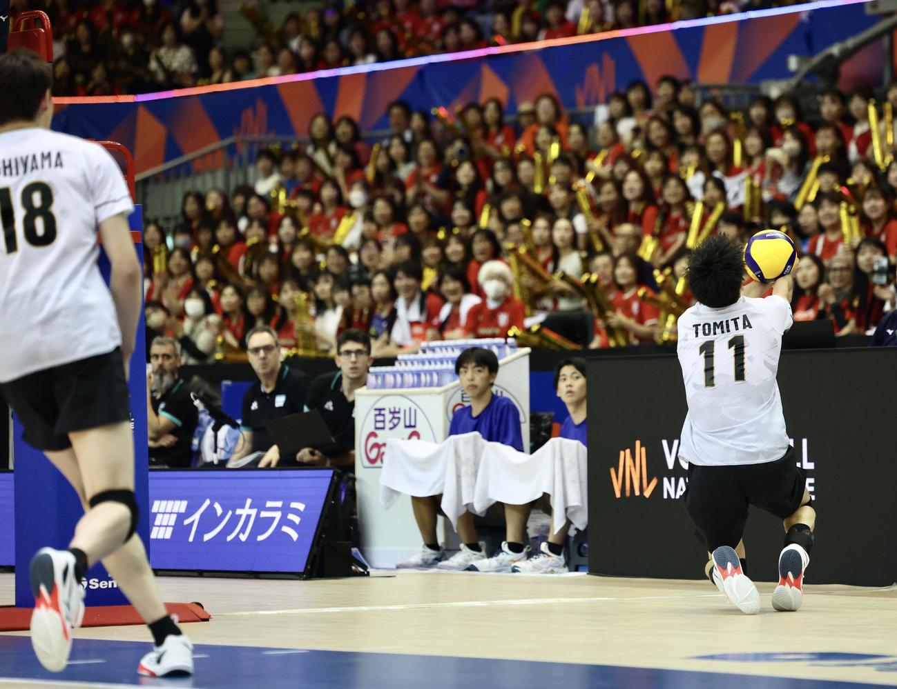 日本対アルゼンチン　第1セット、レシーブする富田（撮影・河田真司）