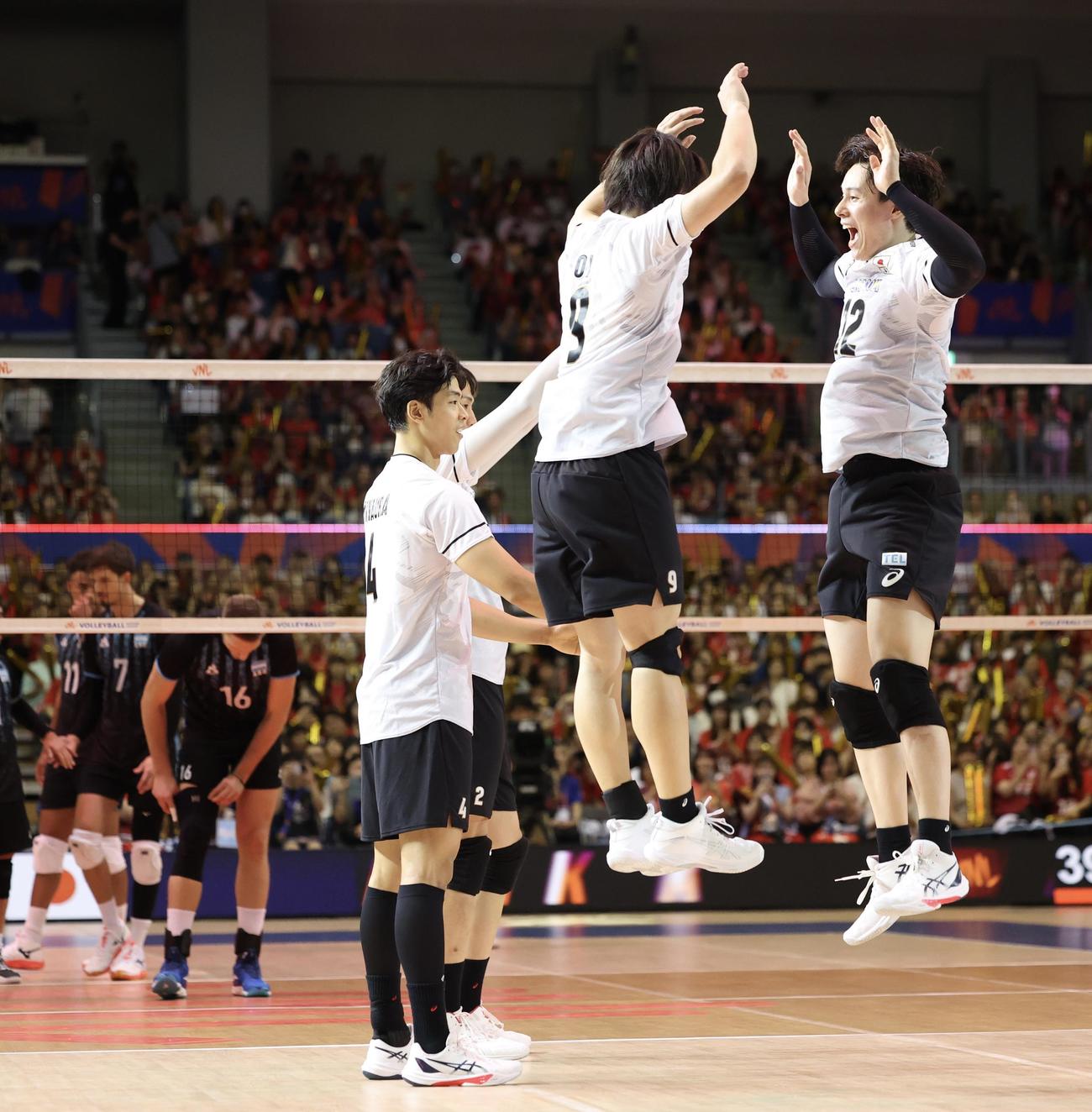 日本対アルゼンチン　開始前、コートに入る高橋（右）（撮影・河田真司）