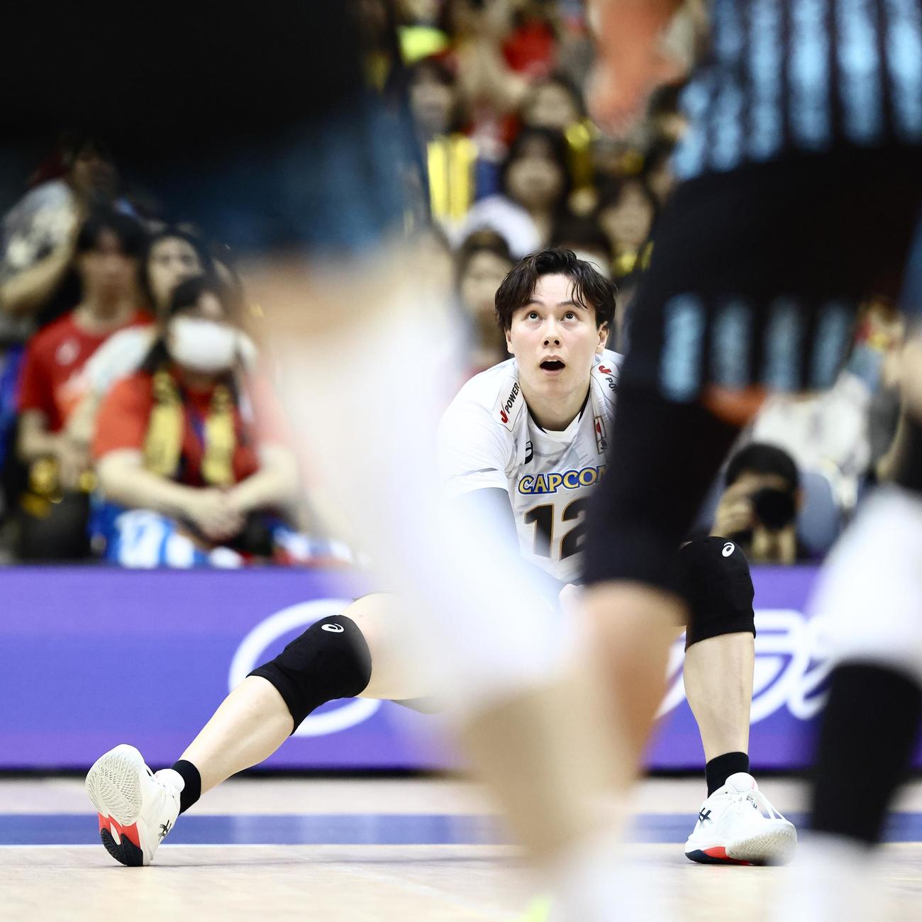 日本対アルゼンチン　第3セット、レシーブする高橋（撮影・河田真司）