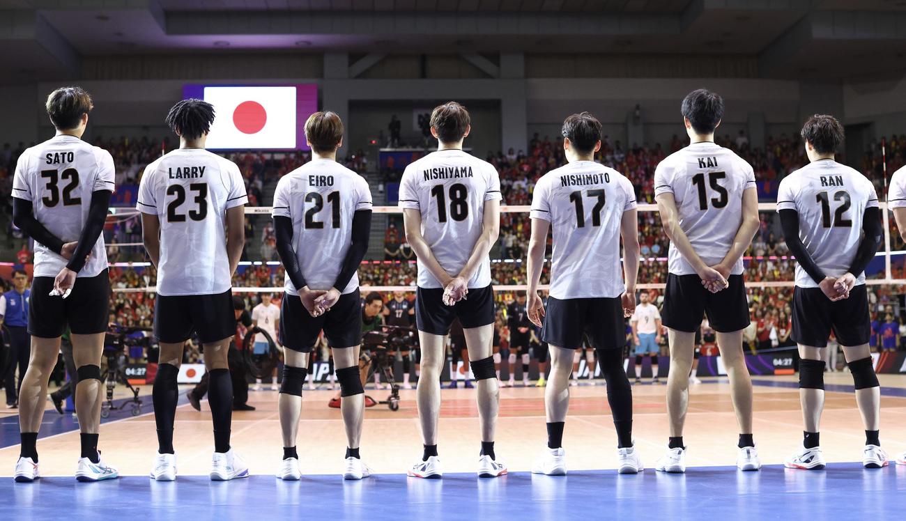 日本対アルゼンチン　君が代に臨む日本代表（撮影・河田真司）