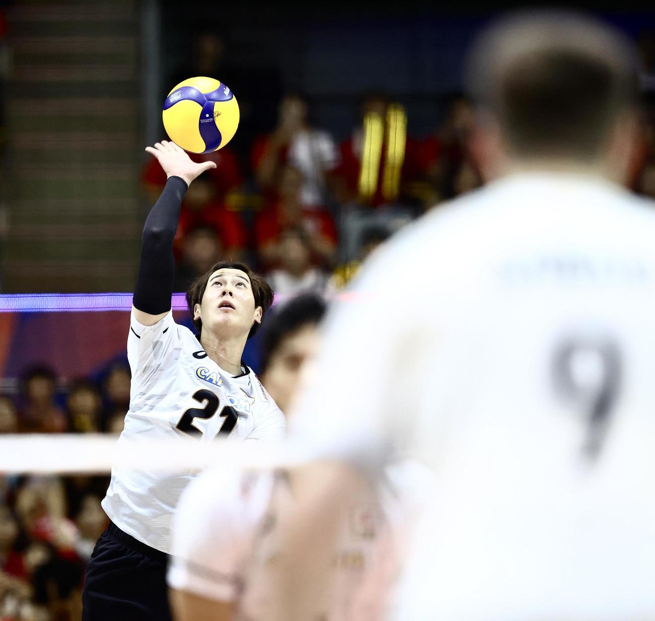 日本対アルゼンチン　第3セット、サーブを放つ永露（撮影・河田真司）