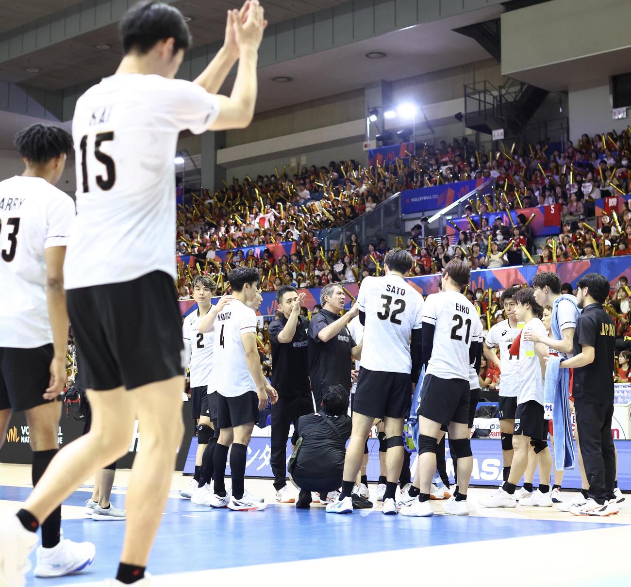 日本対アルゼンチン　第2セット、タイムアウトをとる日本代表（撮影・河田真司）