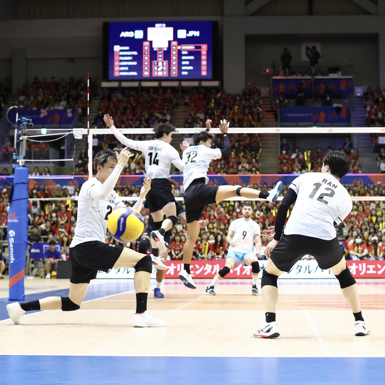 日本対アルゼンチン　第2セット、アルゼンチンにポイントを許す日本代表（撮影・河田真司）