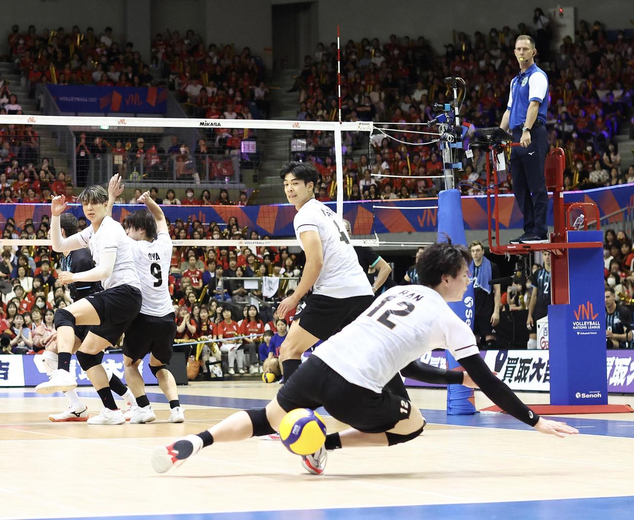 日本対アルゼンチン　第2セット、アルゼンチンにポイントを許す日本代表（撮影・河田真司）