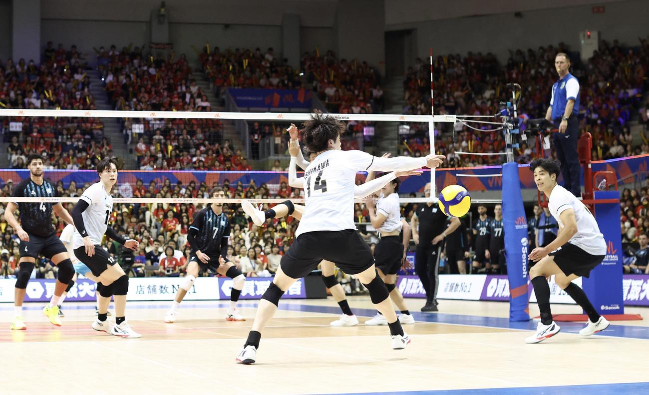日本対アルゼンチン　第2セット、アルゼンチンにポイントを許す日本代表（撮影・河田真司）