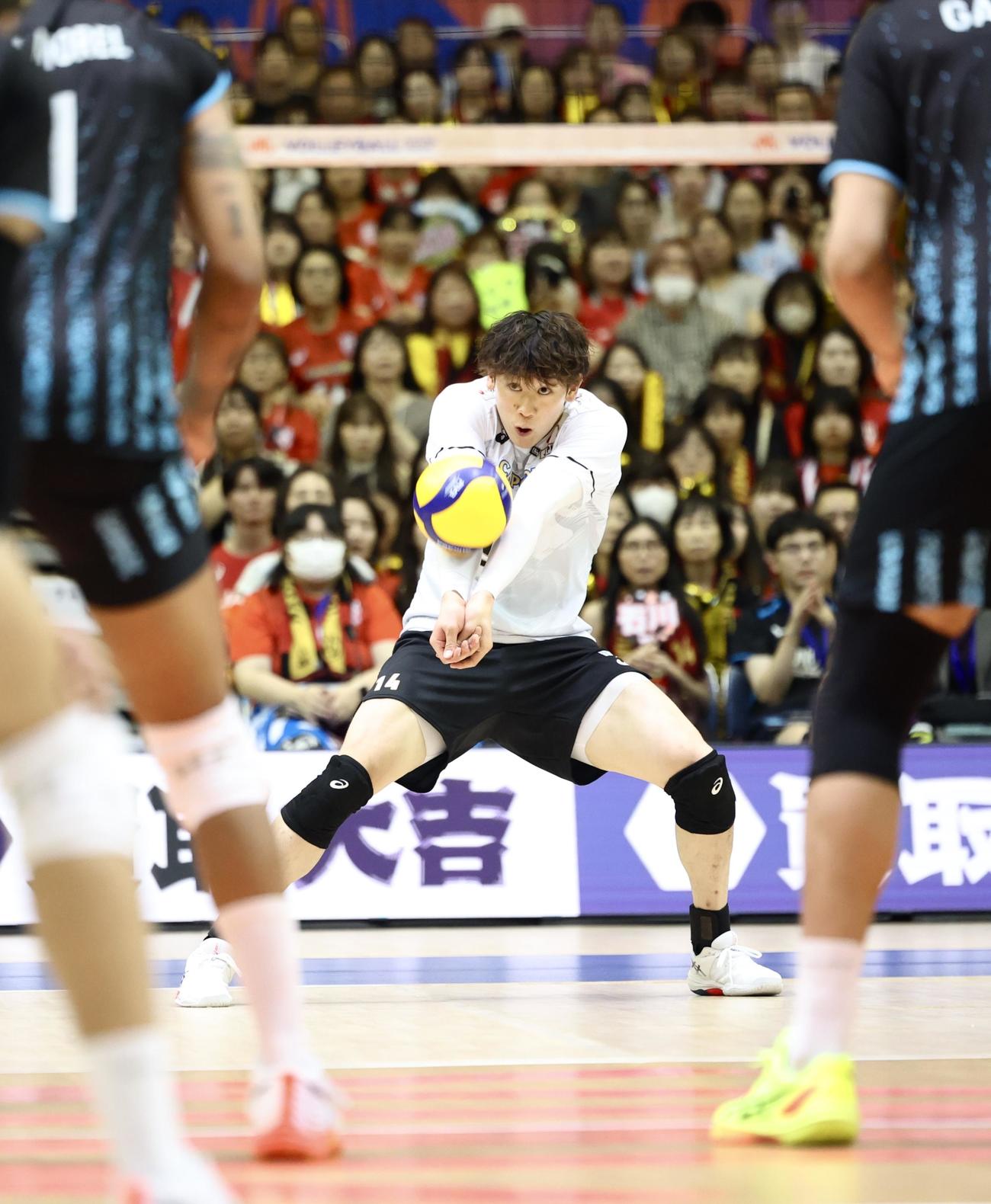 日本対アルゼンチン　第4セット、レシーブする石川（撮影・河田真司）
