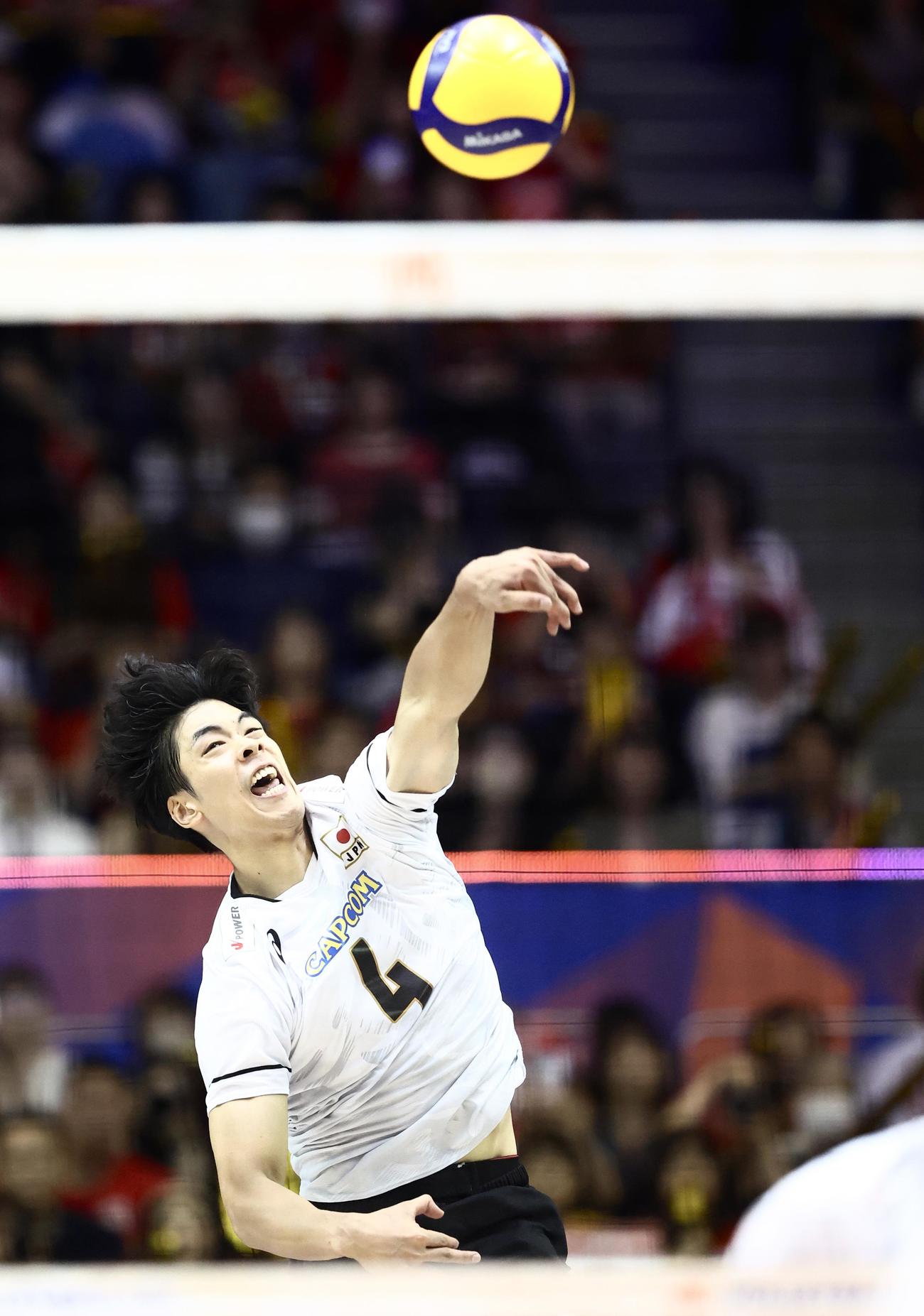 日本対アルゼンチン　第3セット、サーブを放つ宮浦（撮影・河田真司）