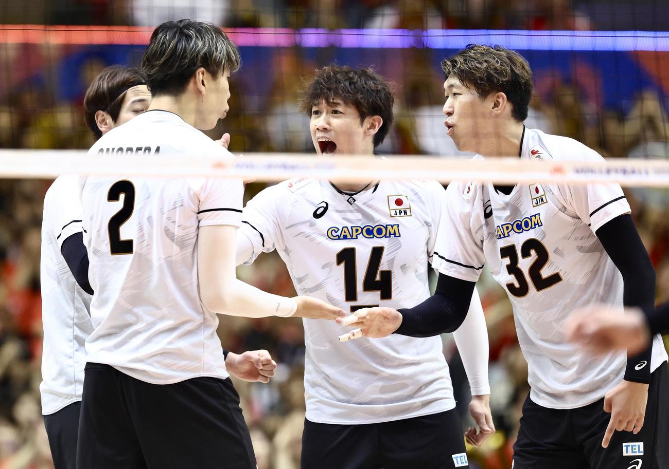 日本対アルゼンチン　第3セット、ポイントを決める日本代表（撮影・河田真司）
