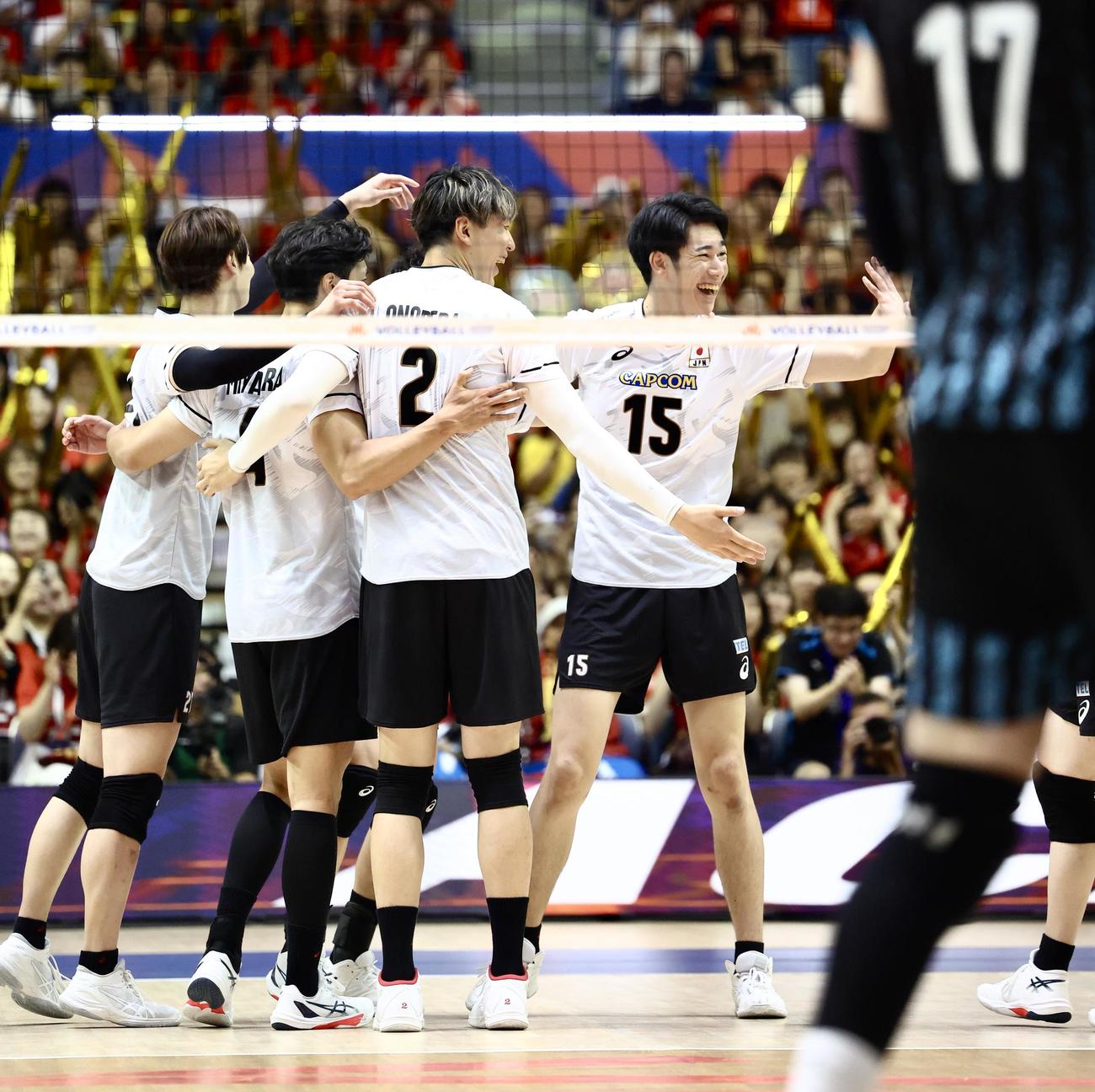 日本対アルゼンチン　第4セット、サービスエースする甲斐（撮影・河田真司）