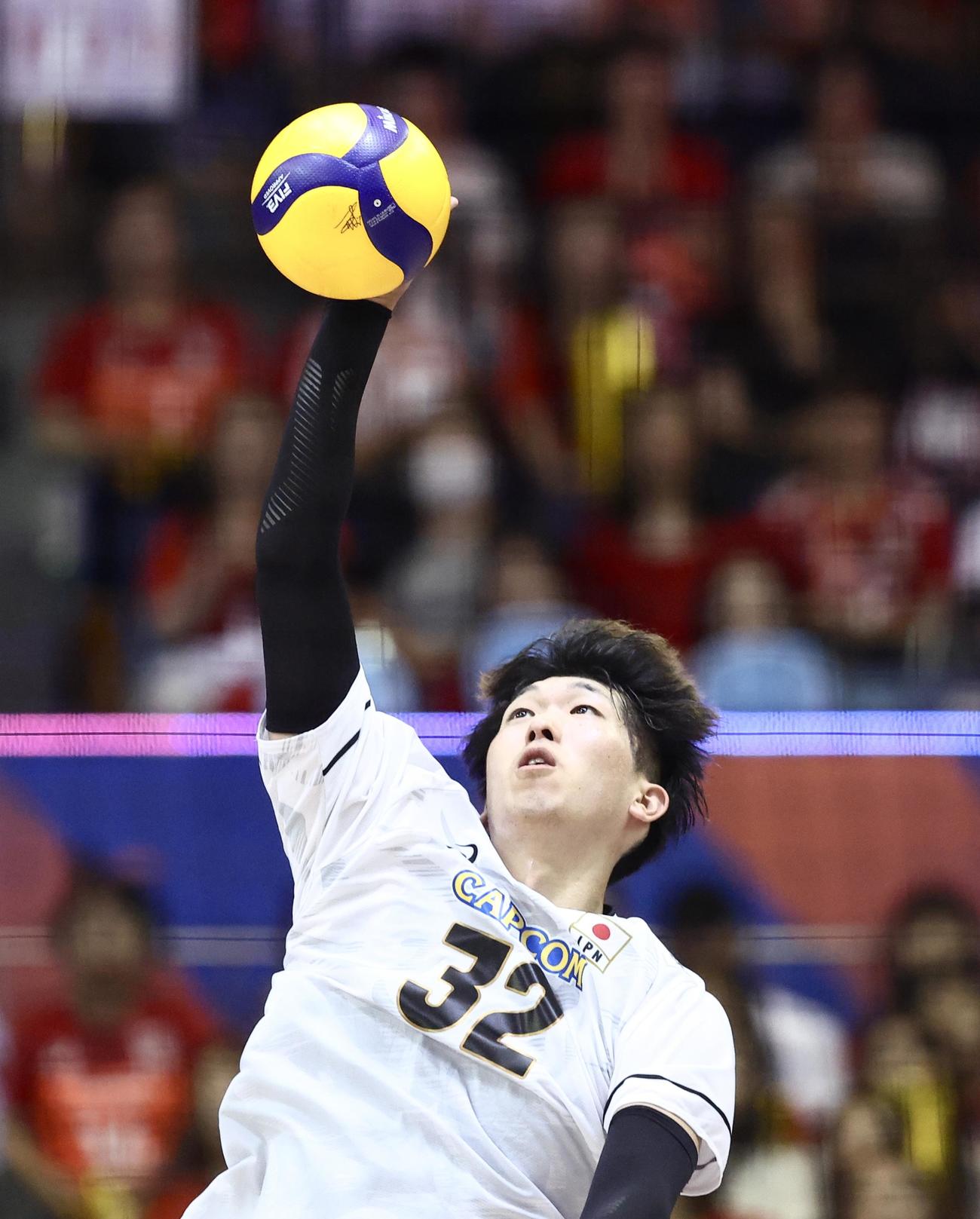 日本対アルゼンチン　第3セット、サーブを放つ佐藤（撮影・河田真司）