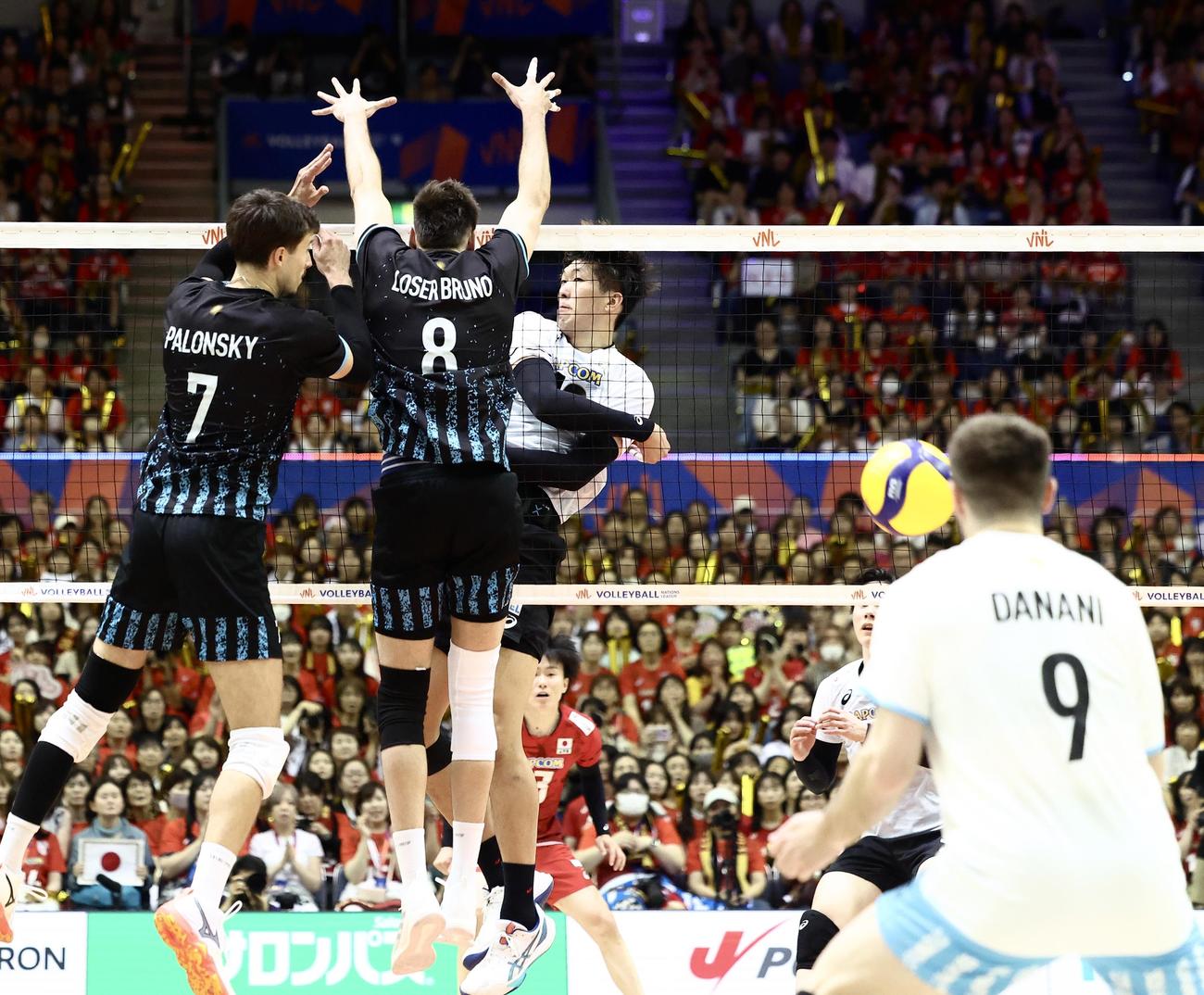 日本対アルゼンチン　第4セット、ポイントする佐藤（中央）（撮影・河田真司）