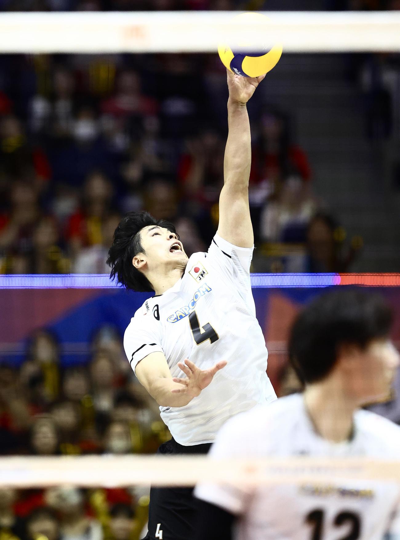 日本対アルゼンチン　第3セット、サーブを放つ宮浦（撮影・河田真司）