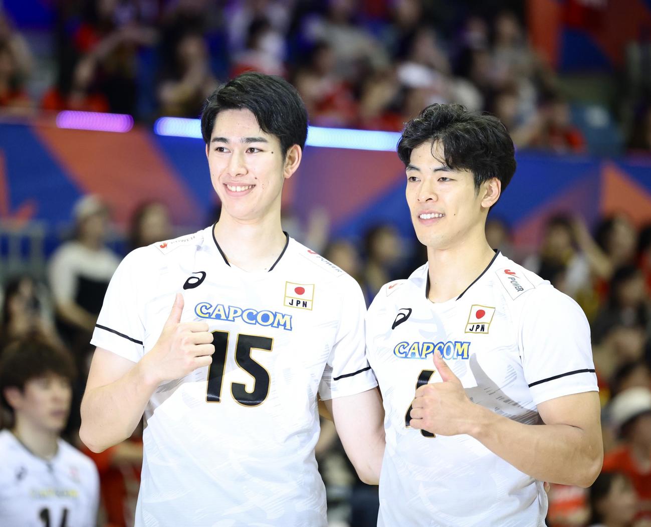 日本対アルゼンチン　アルゼンチンに勝利し、写真に納まる甲斐（左）と宮浦（撮影・河田真司）