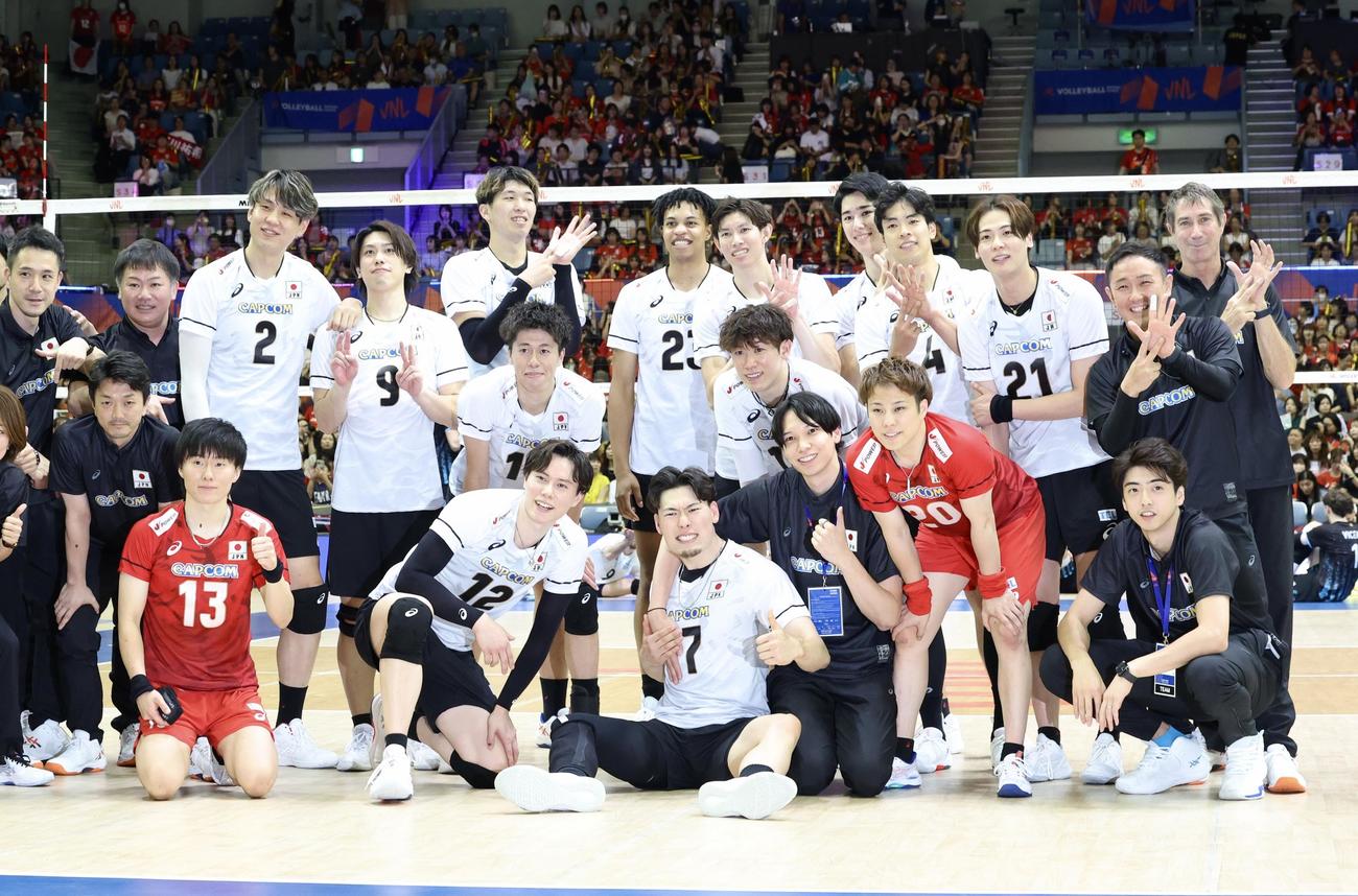 日本対アルゼンチン　アルゼンチンに勝利し写真に納まる男子日本代表（撮影・河田真司）