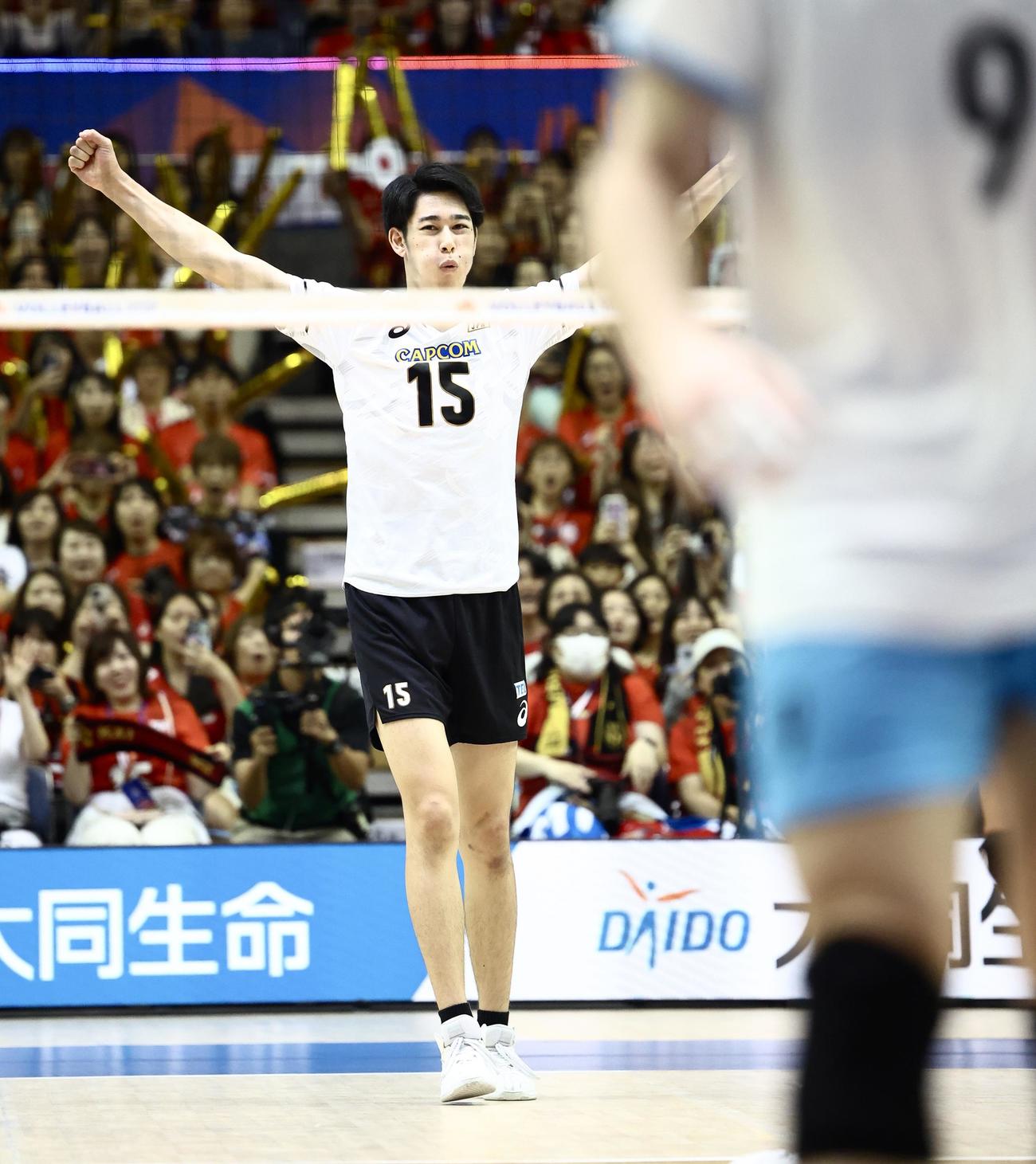 日本対アルゼンチン　第4セット、サービスエースする甲斐（撮影・河田真司）