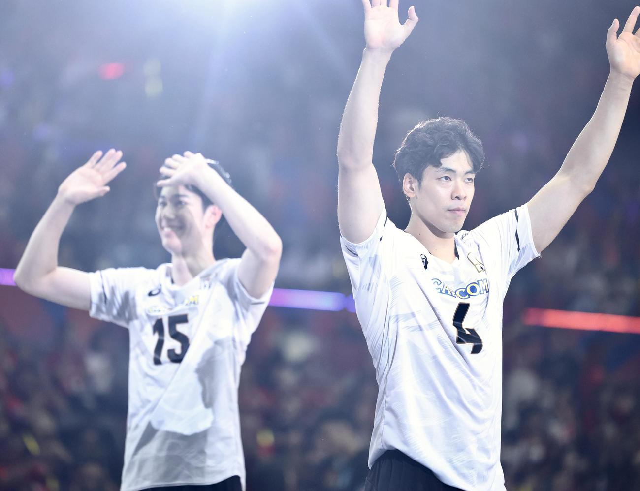 日本対アルゼンチン　アルゼンチンに勝利し、声援に応えながら引き揚げる宮浦（右）と甲斐（撮影・河田真司）
