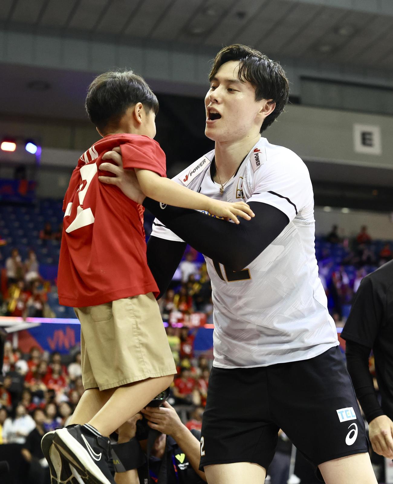 日本対アルゼンチン　試合後、子どもを抱っこする高橋（撮影・河田真司）