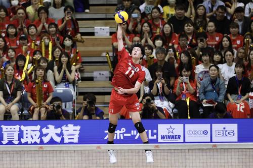 日本対ブラジル　第3セット、サーブを放つ富田（撮影・宮地輝）