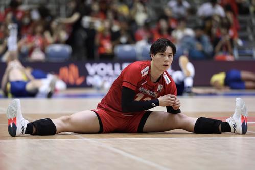日本対ブラジル　試合前、ストレッチする高橋（撮影・宮地輝）