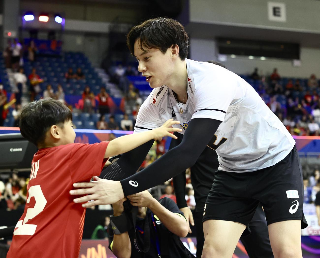 日本対アルゼンチン　試合後、子どもを抱っこする高橋（撮影・河田真司）