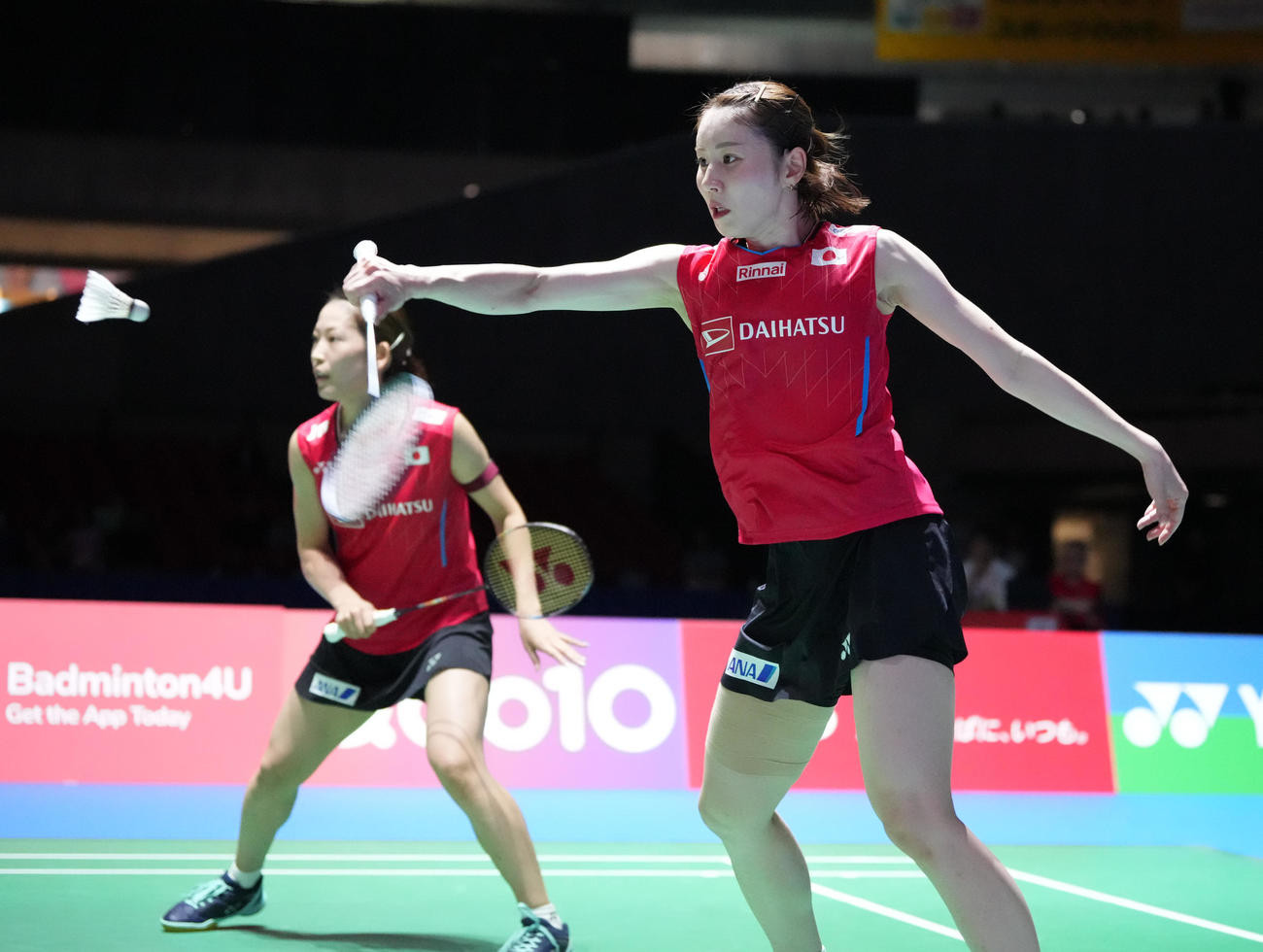 ダイハツジャパンオープン2025　準々決勝に臨む女子ダブルスの志田（手前）、松山組（撮影・小沢裕）