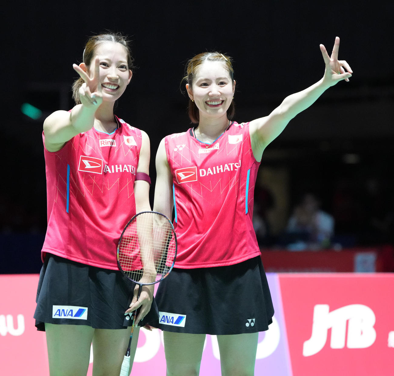 ダイハツジャパンオープン2025　準決勝に進出しカメラに向かってピースする女子ダブルスの志田（右）、松山組（撮影・小沢裕）