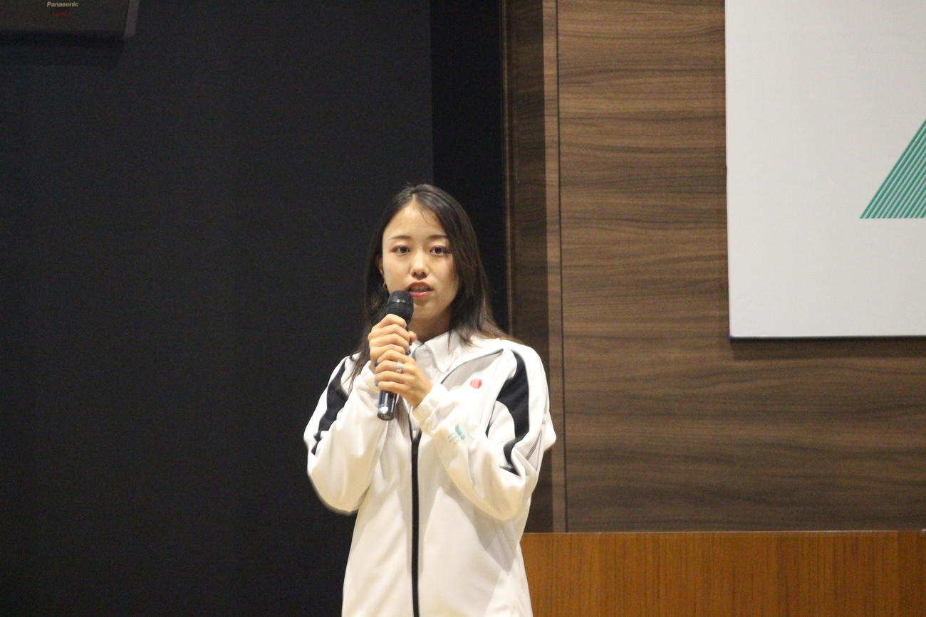 第12回ワールドゲームズ成都大会の日本代表選手壮行会で抱負を語るフラッグフットボール日本代表の近江佑璃夏（撮影・首藤正徳）