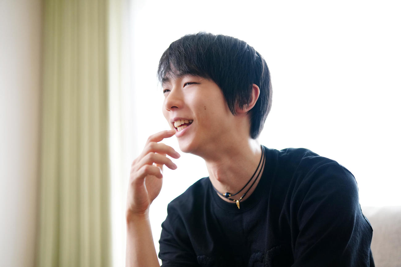 本紙インタビューに臨み、笑みを浮かべる羽生結弦さん（撮影・江口和貴）