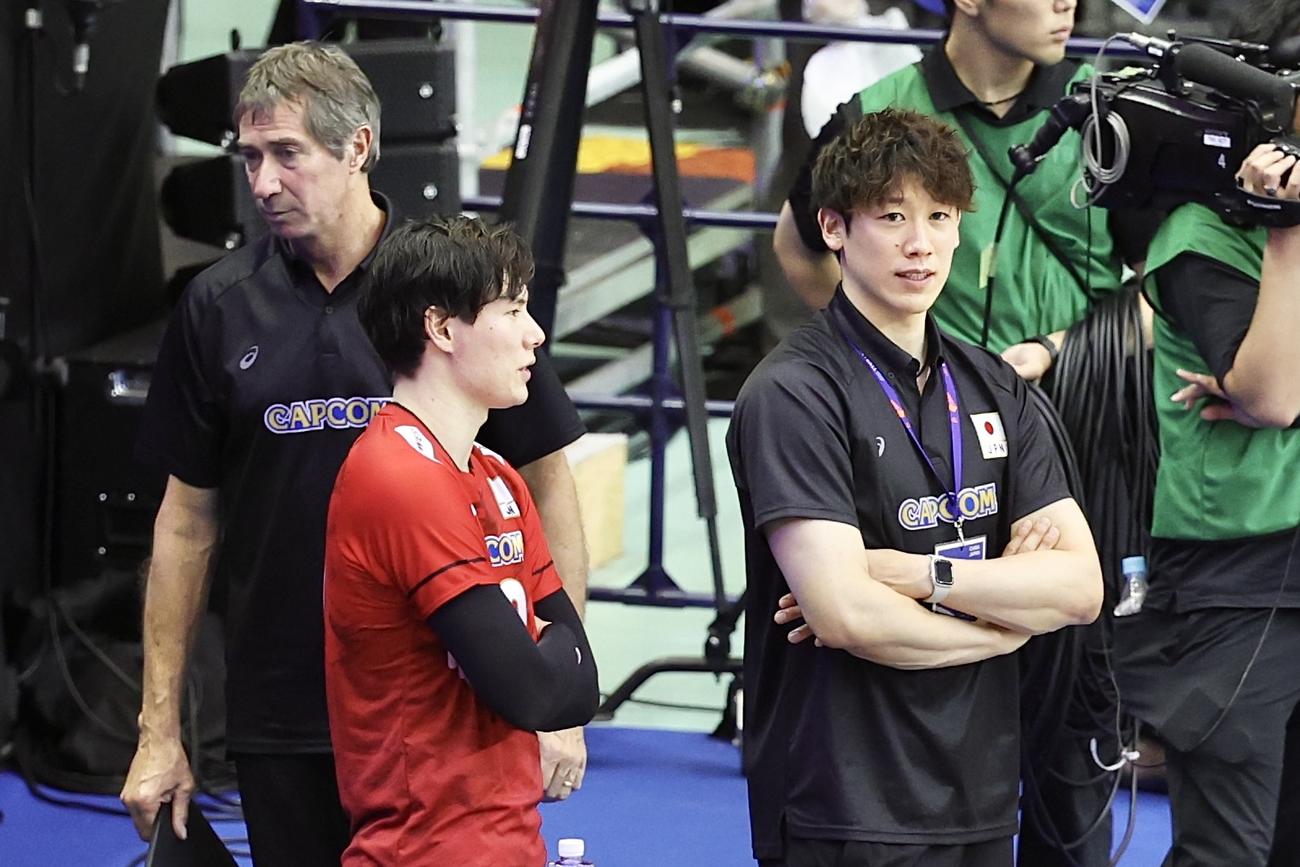日本対ブラジル　試合後、言葉を交わす石川（右）と高橋。左はティリ監督（撮影・宮地輝）