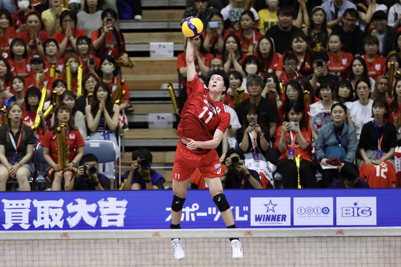 日本対ブラジル　第3セット、サーブを放つ富田（撮影・宮地輝）