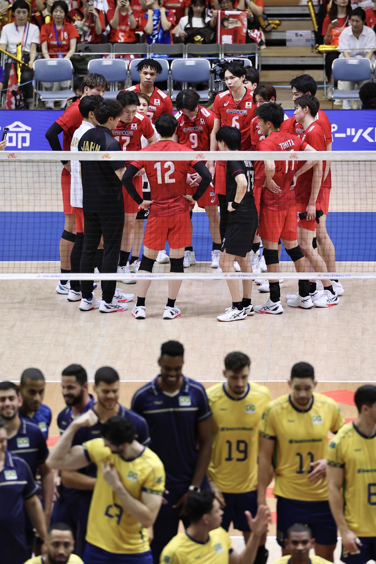 日本対ブラジル　試合後、集まる日本の選手たち（撮影・宮地輝）
