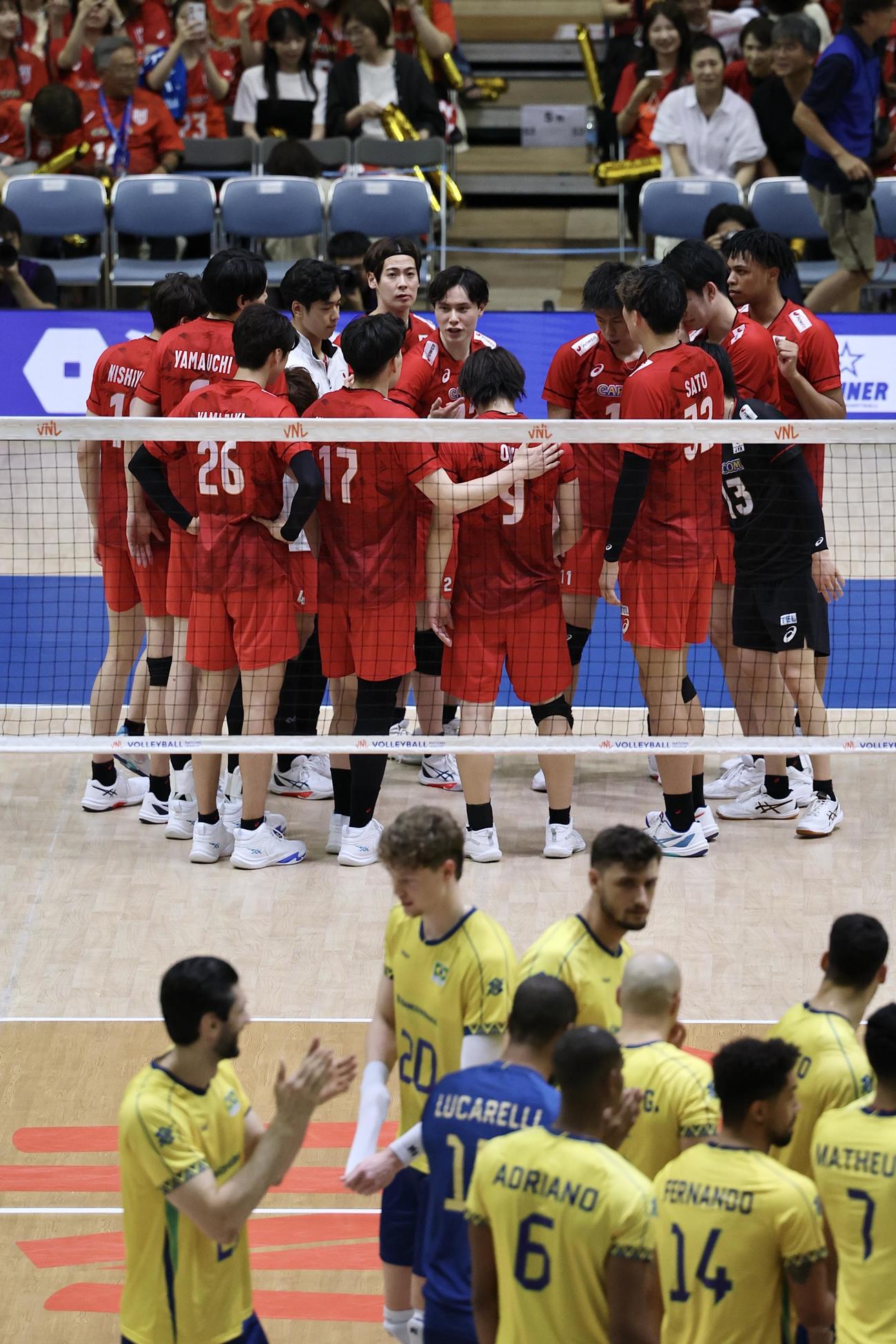 日本対ブラジル　試合後、チームメートに声をかける高橋（中央）（撮影・宮地輝）
