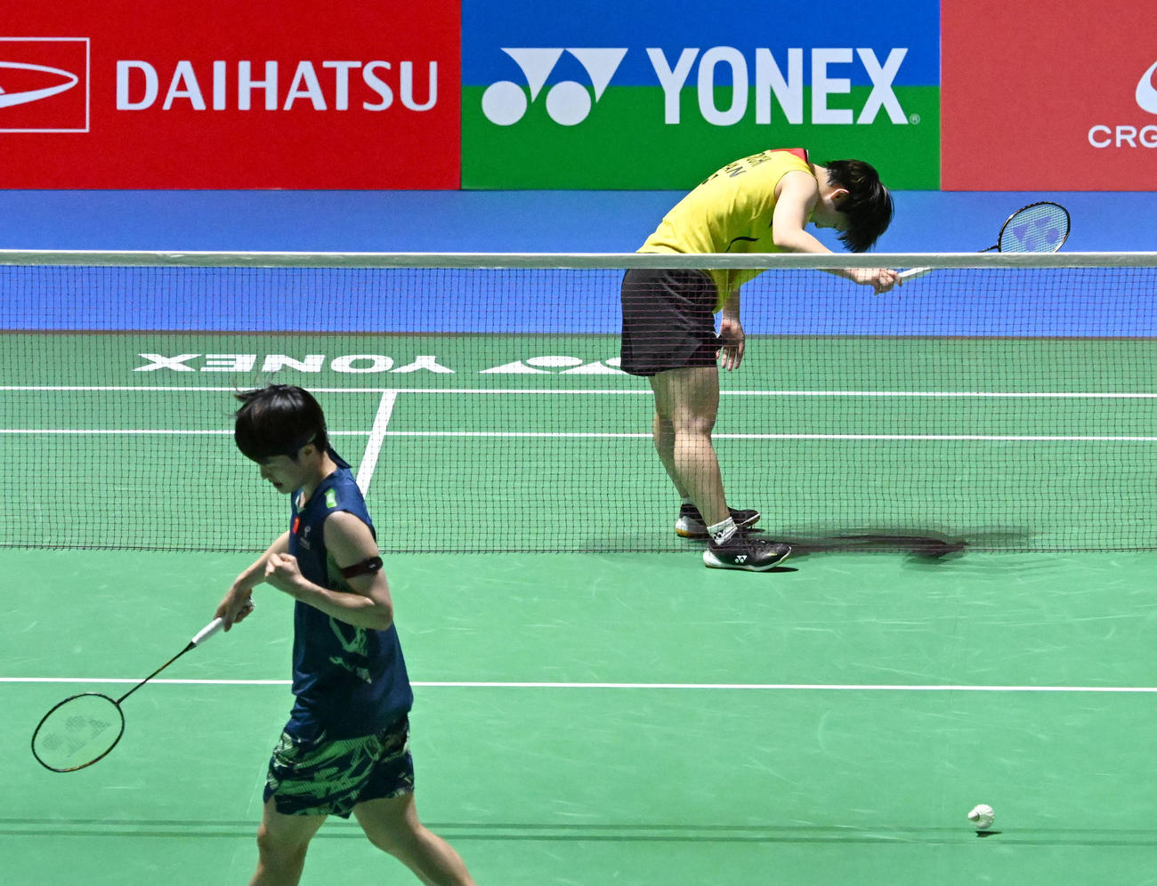 女子シングルス準決勝で得点を許しうつむく山口茜（右）（撮影・千葉一成）