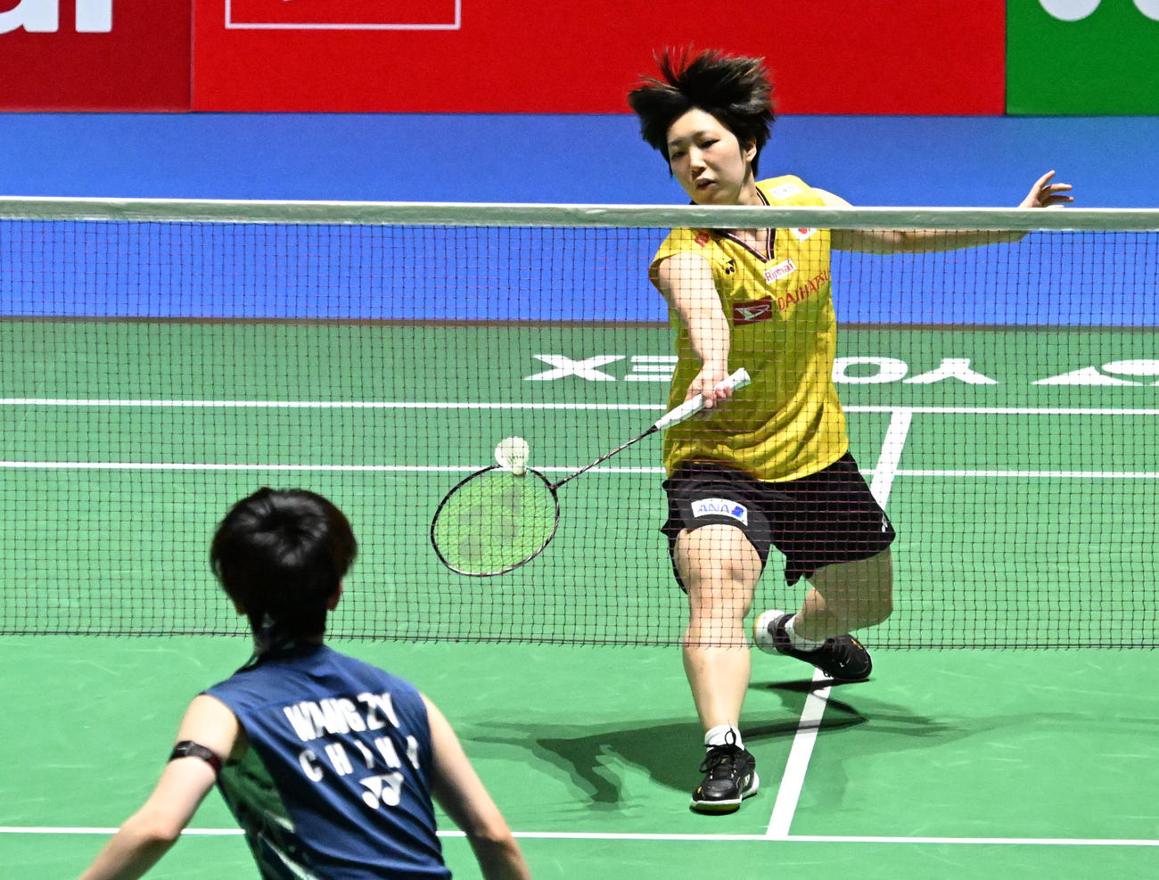 女子シングルス準決勝でプレーする山口茜（撮影・千葉一成）