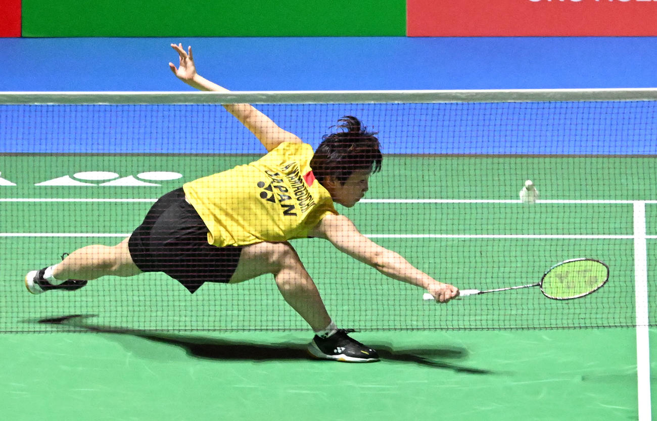 女子シングルス準決勝でプレーする山口茜（撮影・千葉一成）