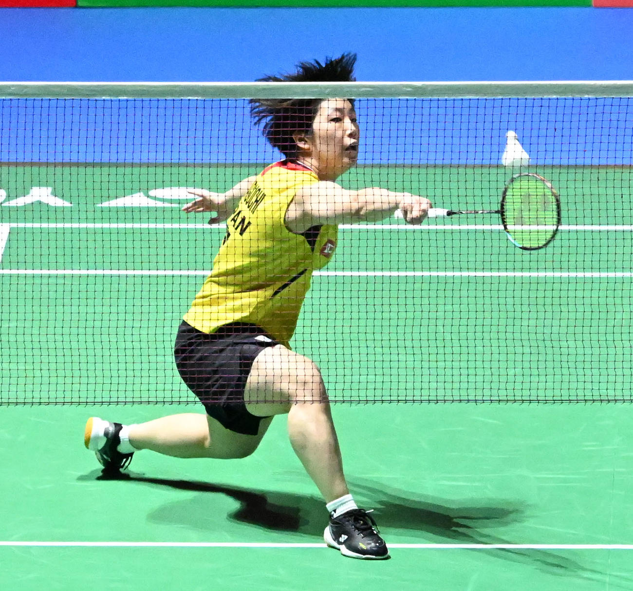 女子シングルス準決勝でプレーする山口茜（撮影・千葉一成）