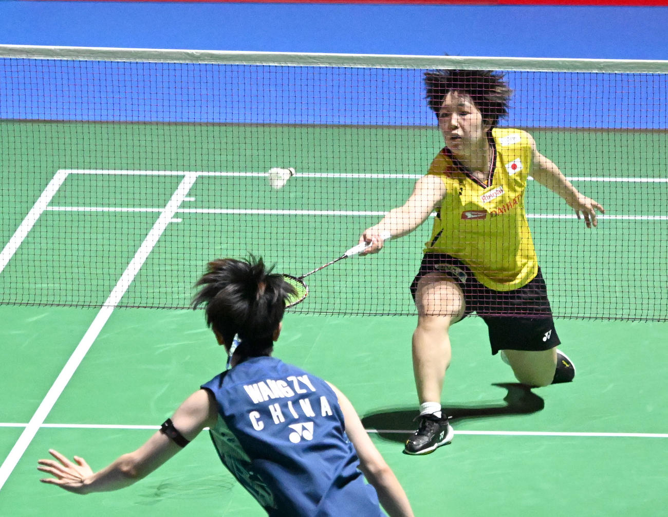 女子シングルス準決勝でプレーする山口茜（撮影・千葉一成）