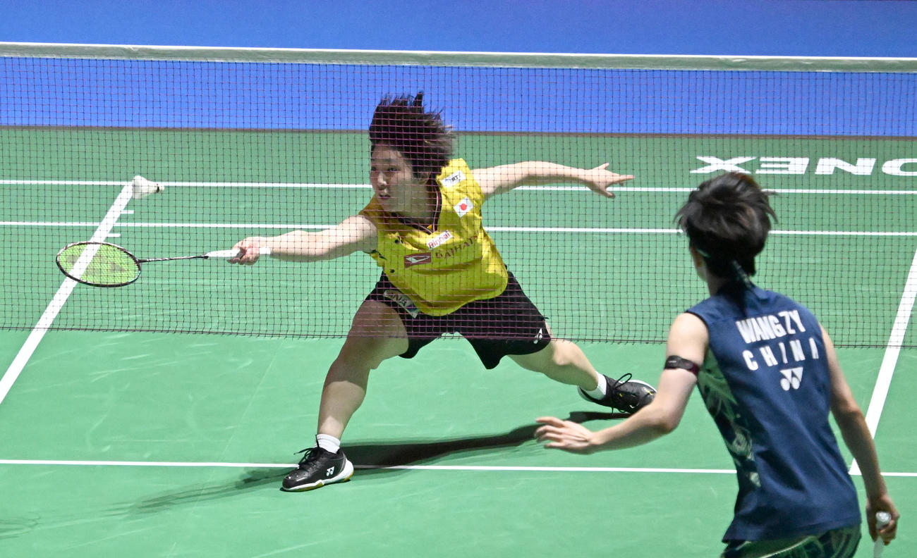 女子シングルス準決勝でプレーする山口茜（撮影・千葉一成）