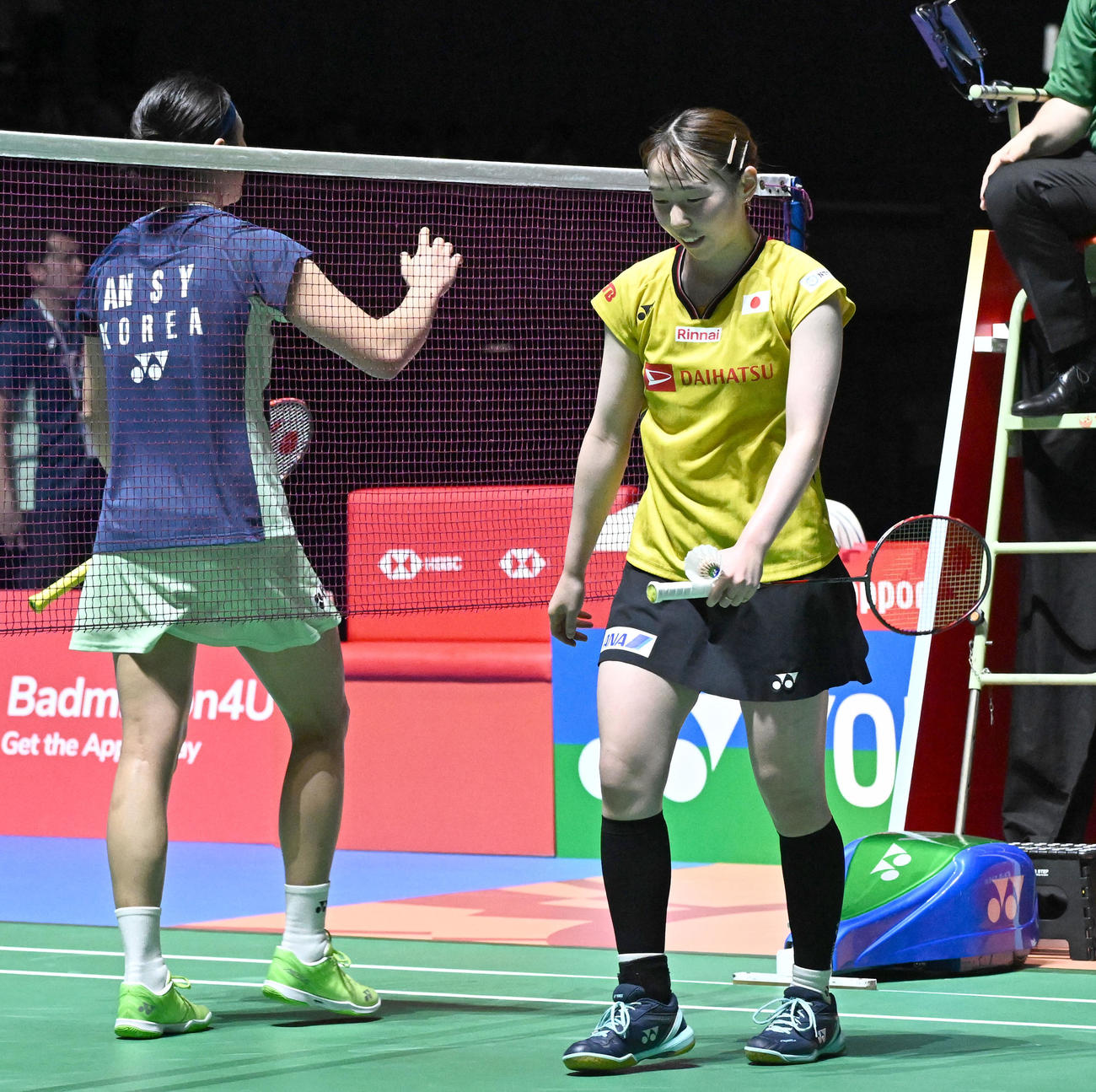 バドミントンジャパンオープン　郡司莉子対アン・セヨン　女子シングルス準決勝で韓国のアン・セヨン（左）に敗れ決勝進出を逃し、うなだれる郡司莉子（撮影・千葉一成）