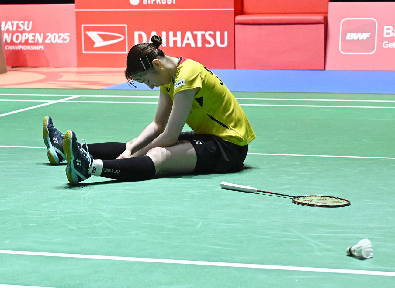 バドミントンジャパンオープン　郡司莉子対アン・セヨン　女子シングルス準決勝で得点を許し、うなだれる郡司莉子（撮影・千葉一成）