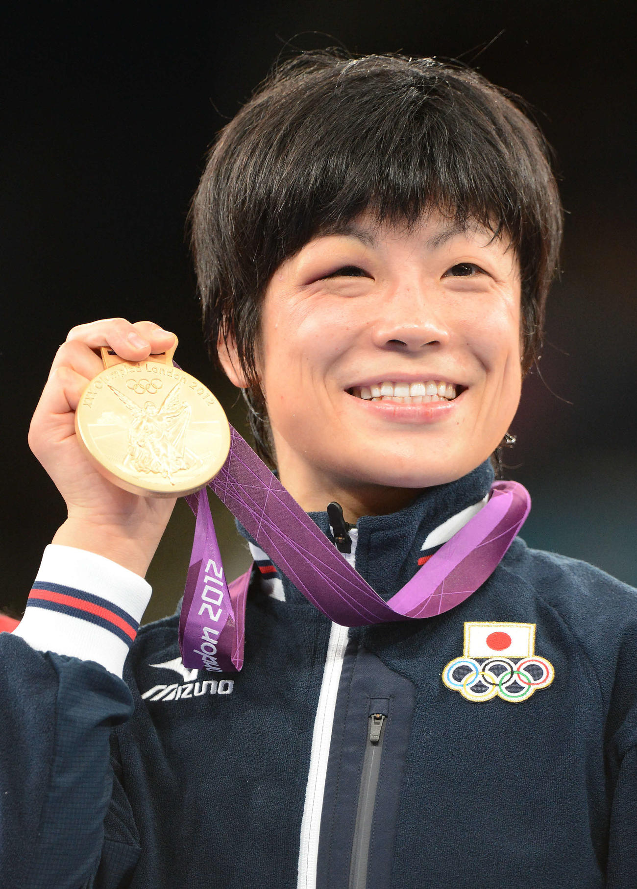 金メダルを披露し笑顔を見せる小原日登美さん（2012年8月8日）
